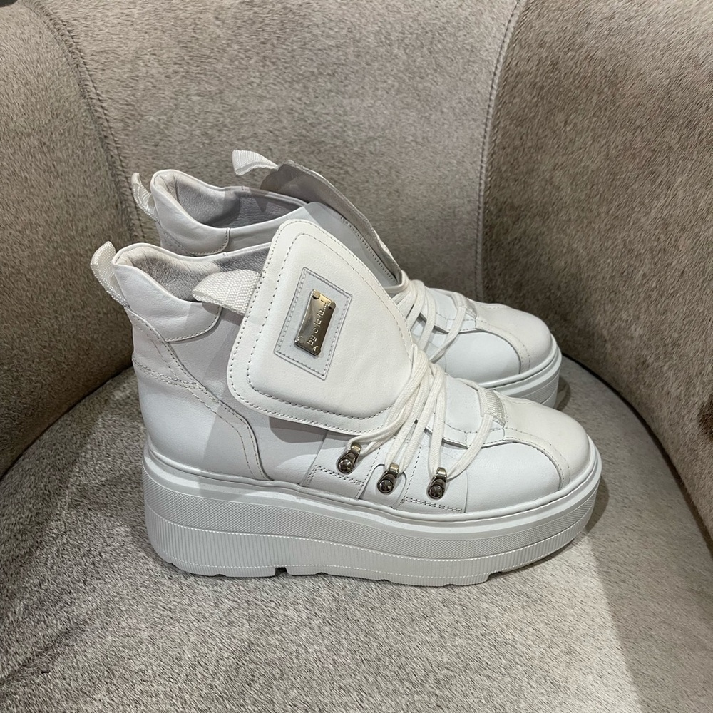 White leather shoes  size 8,5